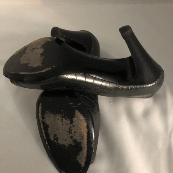 Salvatore Ferragamo gray faux snakeskin peep toe pumps Size 7.5 - Picture 2 of 2